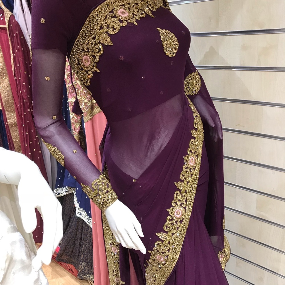 Elegant Purple Embellished Wedding Saree Dress - Picture 7 of 8